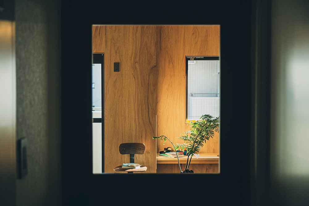 GY3の入り口の小窓から見える部屋