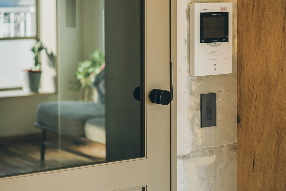 GY4の入り口とインターホン