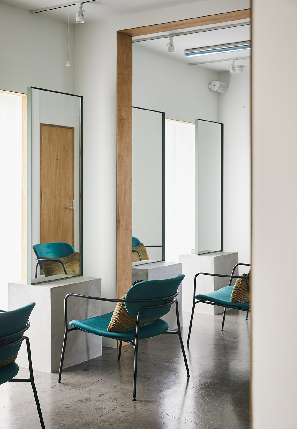 ShIKAの客席と鏡