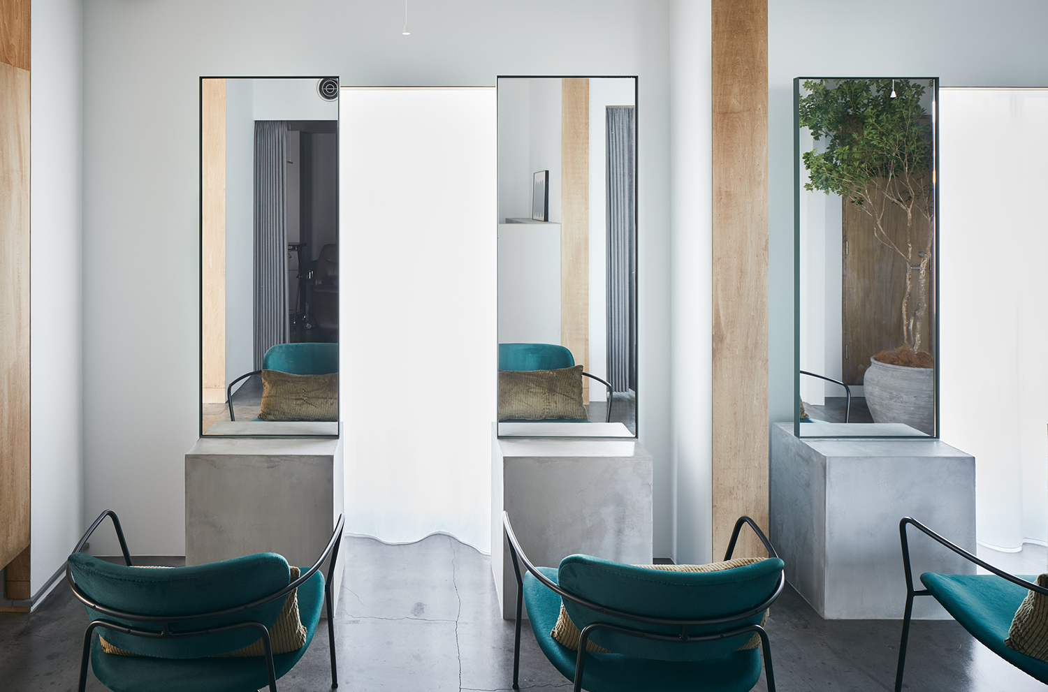 ShIKAの客席と鏡