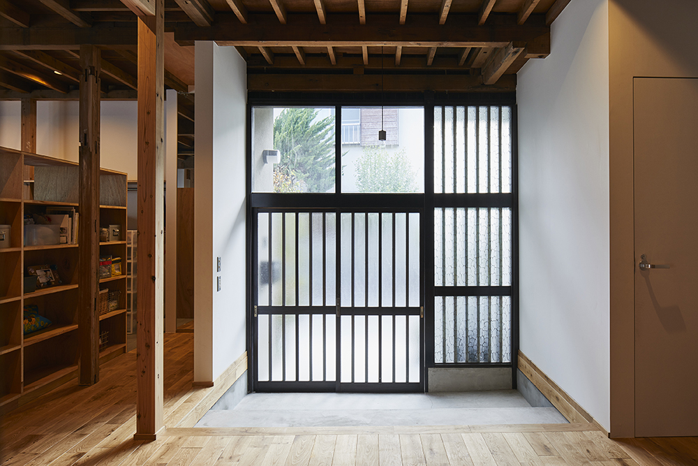 Structural forestの中から見た玄関