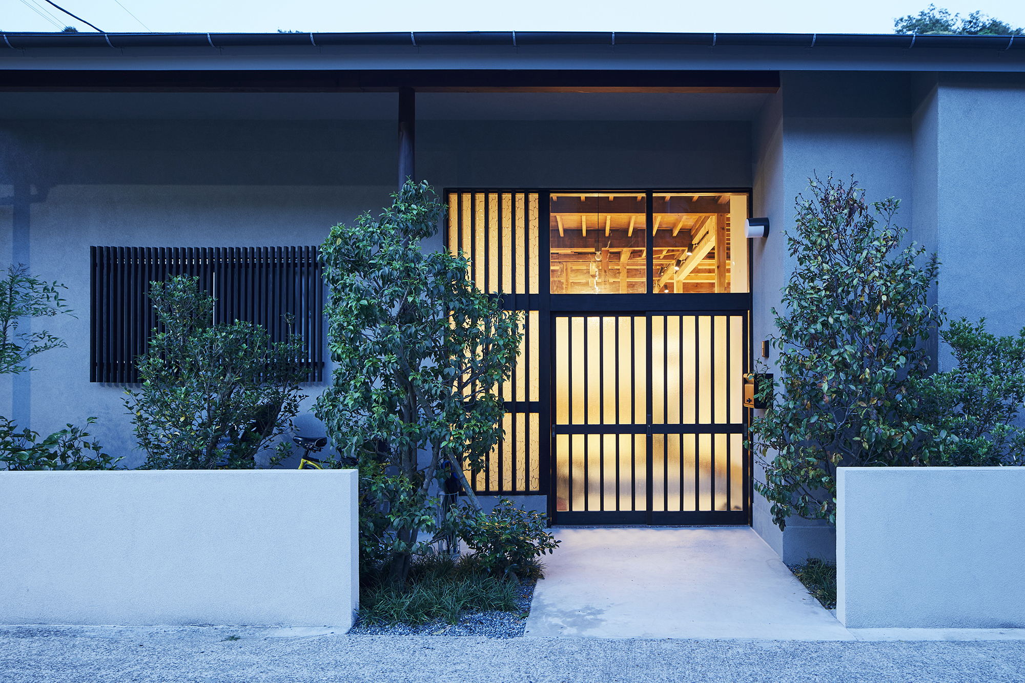 夕方Structural forestの外から見た明かりが灯された玄関