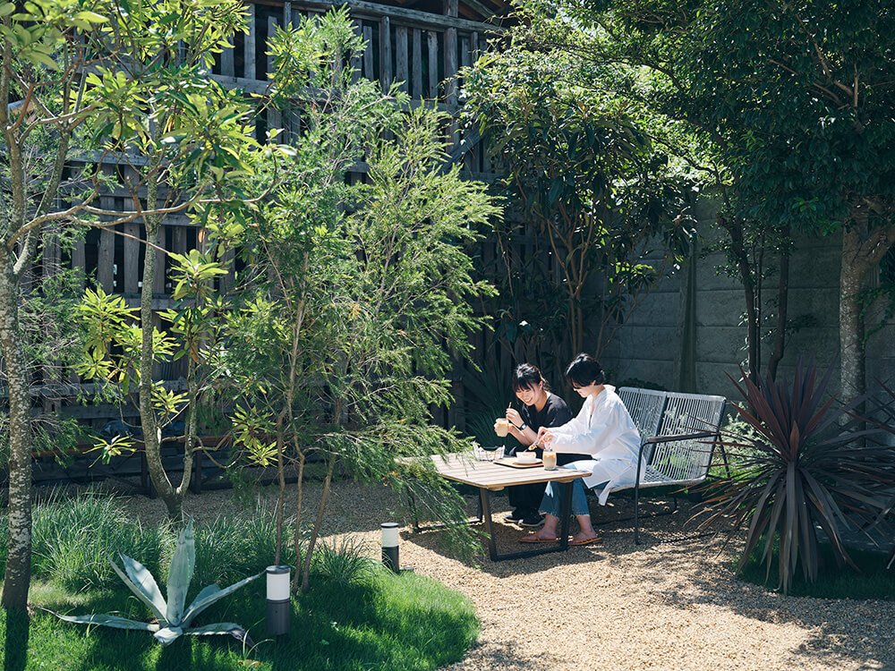 パンとエスプレッソと 由比ガ浜商店、外のイートインスペースで食事を楽しむお客様