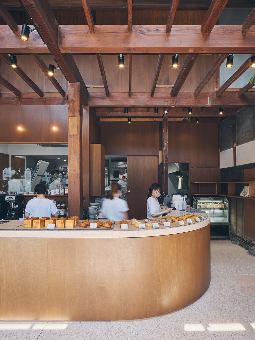 パンとエスプレッソと 由比ガ浜商店の店員と商品カウンター